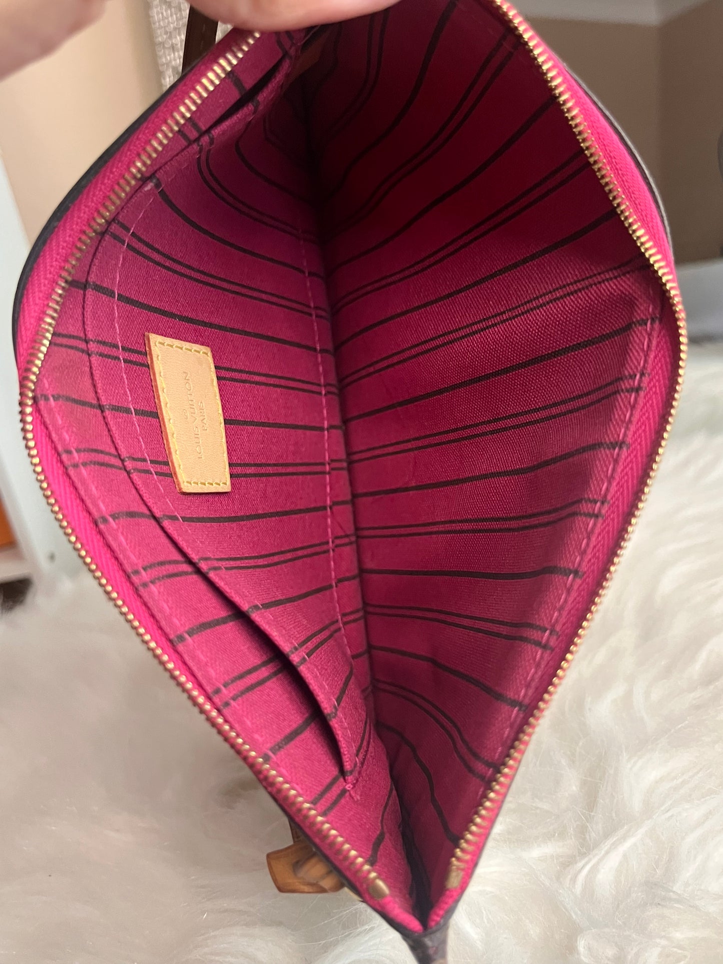 Neverfull MM Pouch Monogram